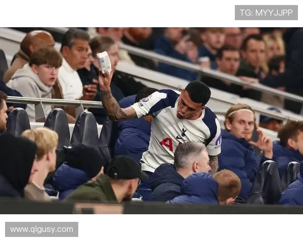 热刺高位压迫战术下，防线空当频现，快速反击威胁加剧